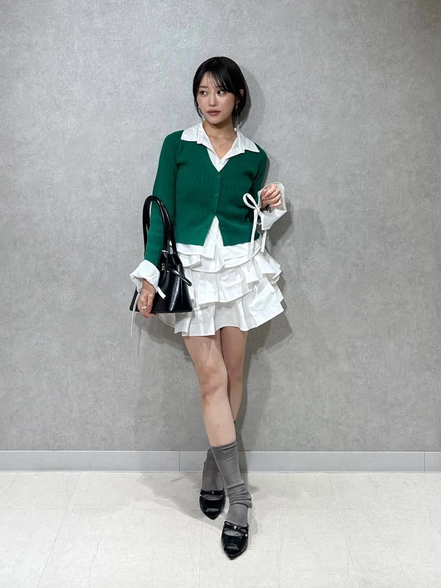 ホワイト系のその他パンツ、グリーン系のニット/セーター、ブラウン系のサンダルを着用したレディースの夏コーディネートの2枚目の写真