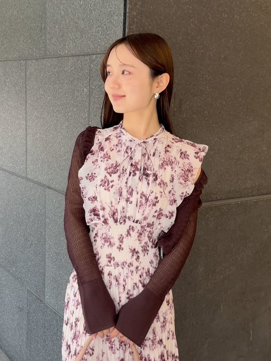 ピンク系のショルダーバッグ、ピンク系のワンピース、ブラウン系のカーディガン/ボレロを着用したレディースの冬コーディネートの5枚目の写真