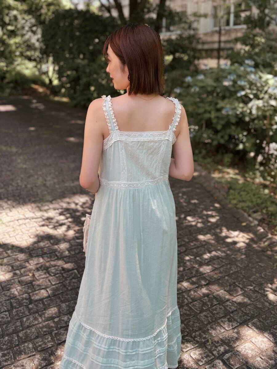 グリーン系のワンピース、ベージュ系のサンダルを着用したレディースの夏コーディネートの7枚目の写真