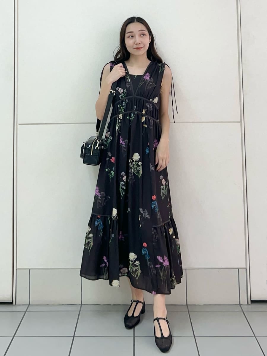 ブラウン系のワンピース、ブラック系のボストンバッグを着用したレディースの夏コーディネートの2枚目の写真