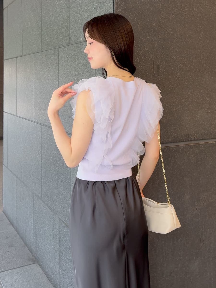 グレー系のスカート、パープル系のニット/セーター、ブラック系のサンダルを着用したレディースの夏コーディネートの5枚目の写真