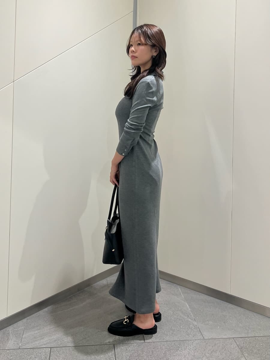 グレー系のワンピース、ブラック系のボストンバッグを着用したレディースの秋コーディネートの2枚目の写真