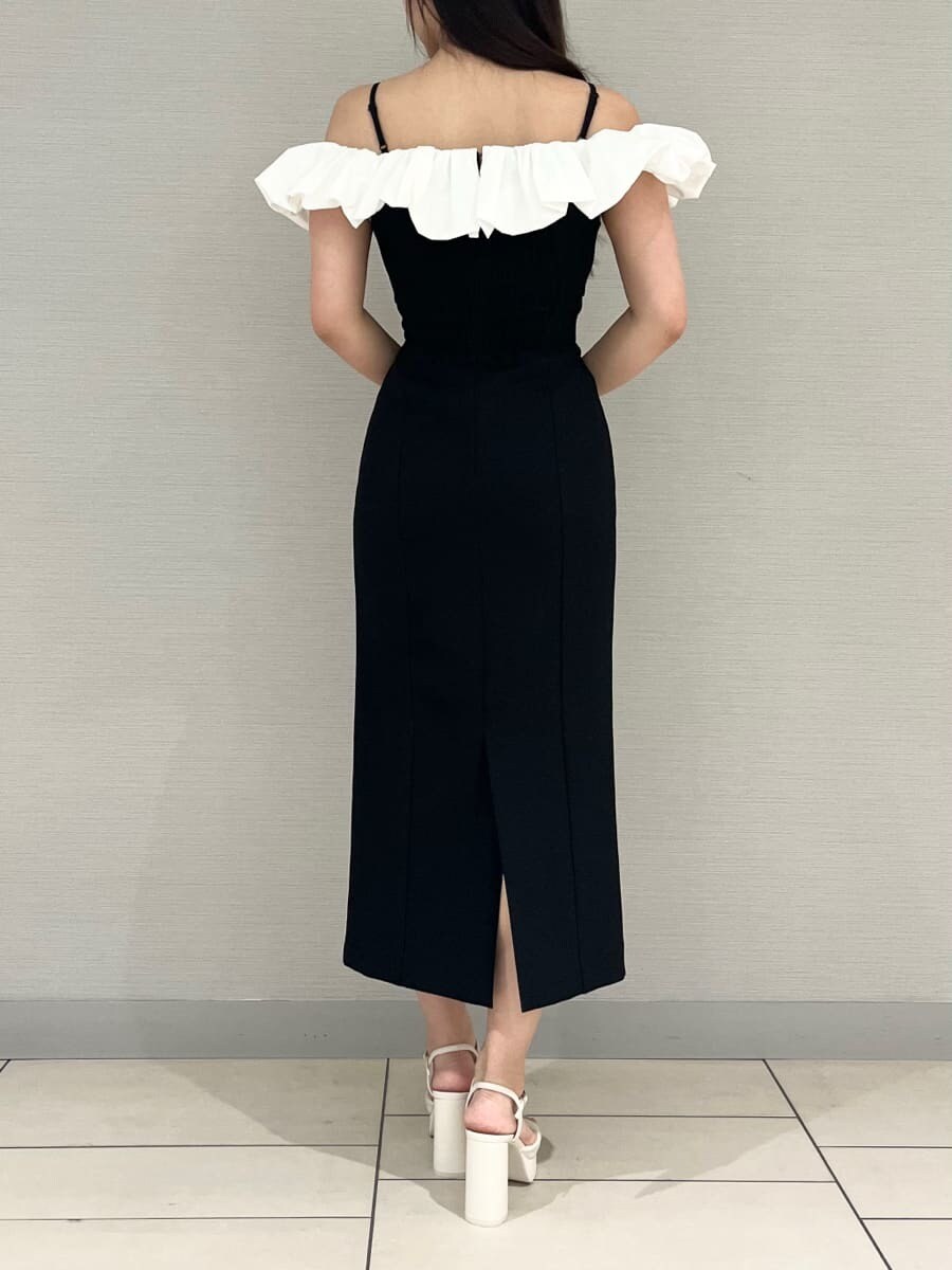 ブラック系のワンピース、ホワイト系のサンダル、ブラック系のショルダーバッグを着用したレディースの夏コーディネートの4枚目の写真