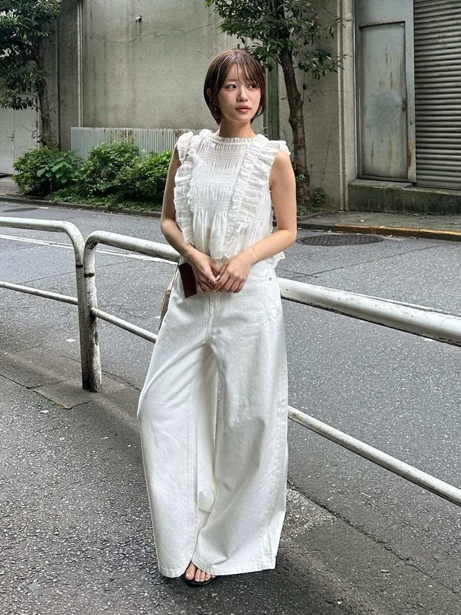 ホワイト系のデニムパンツ、ホワイト系のシャツ/ブラウスを着用したレディースの夏コーディネートの4枚目の写真
