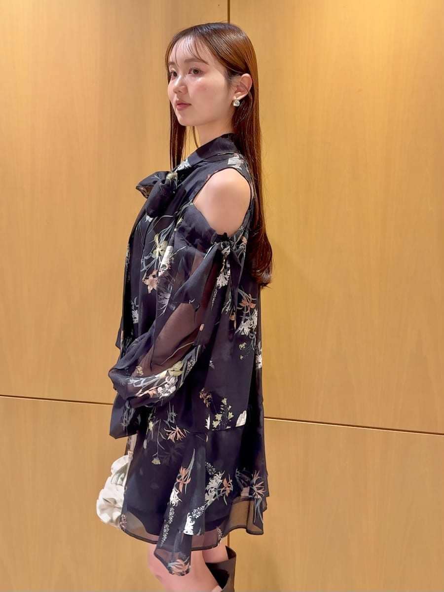 ブルー系のワンピース、ホワイト系のハンドバッグを着用したレディースの冬コーディネートの6枚目の写真