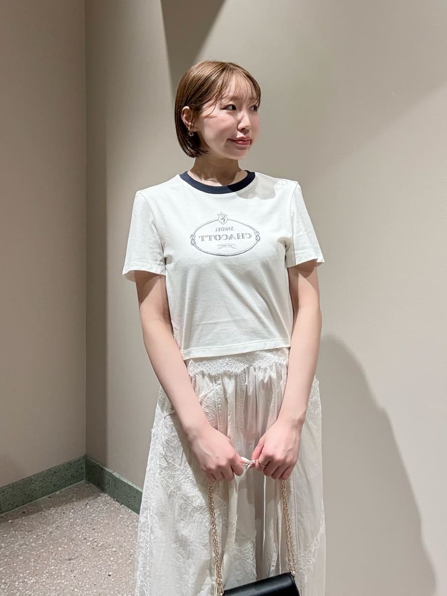 ホワイト系のその他パンツ、ホワイト系のTシャツ/カットソー、その他のパンプスを着用したレディースの春コーディネートの3枚目の写真