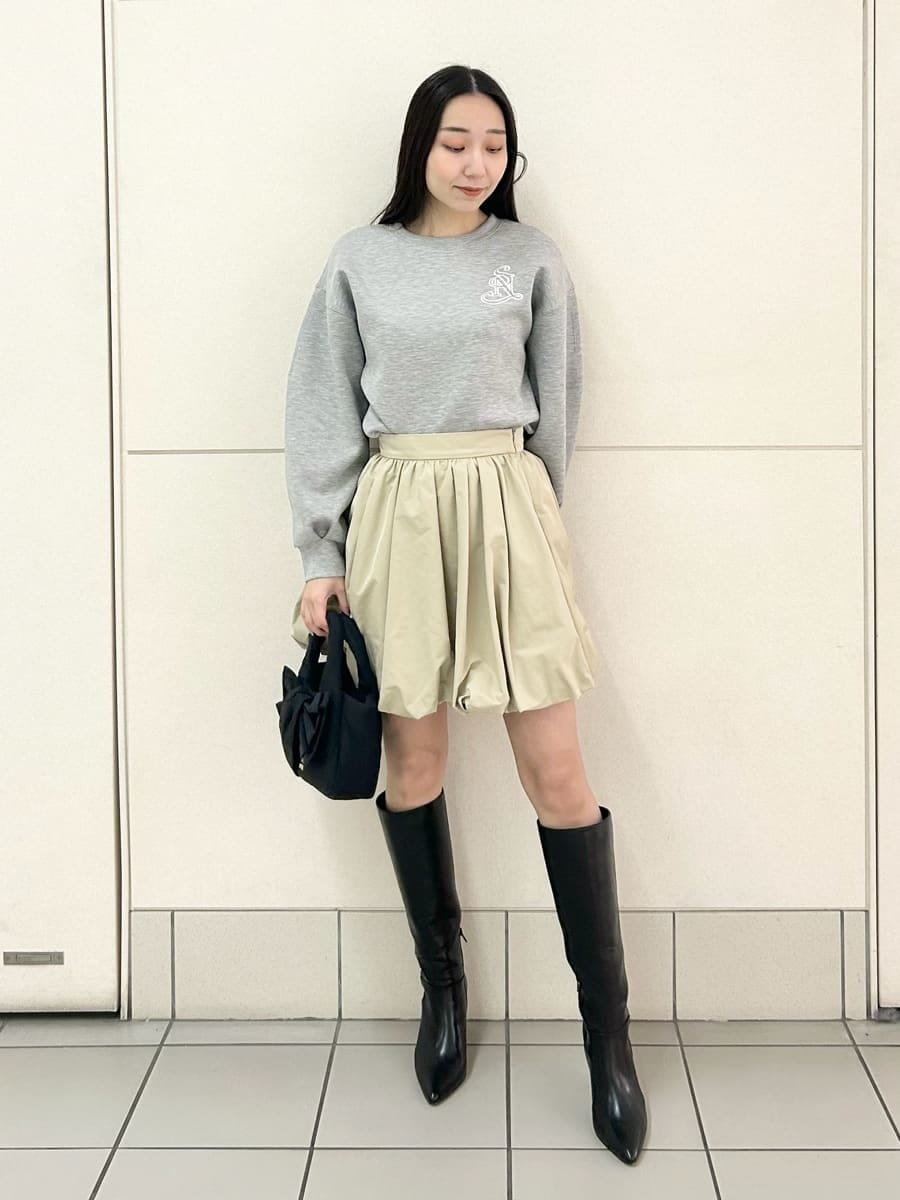 ブラック系のブーツ、グレー系のスウェット、ベージュ系のその他パンツを着用したレディースの冬コーディネートの2枚目の写真