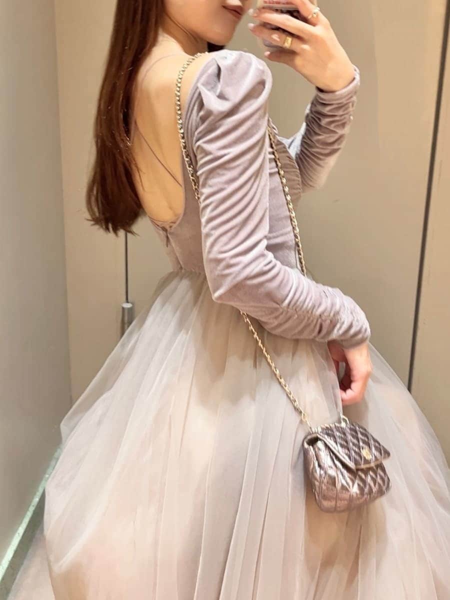 パープル系のワンピース、パープル系のショルダーバッグ、ブラック系のブーツを着用したレディースの夏コーディネートの8枚目の写真