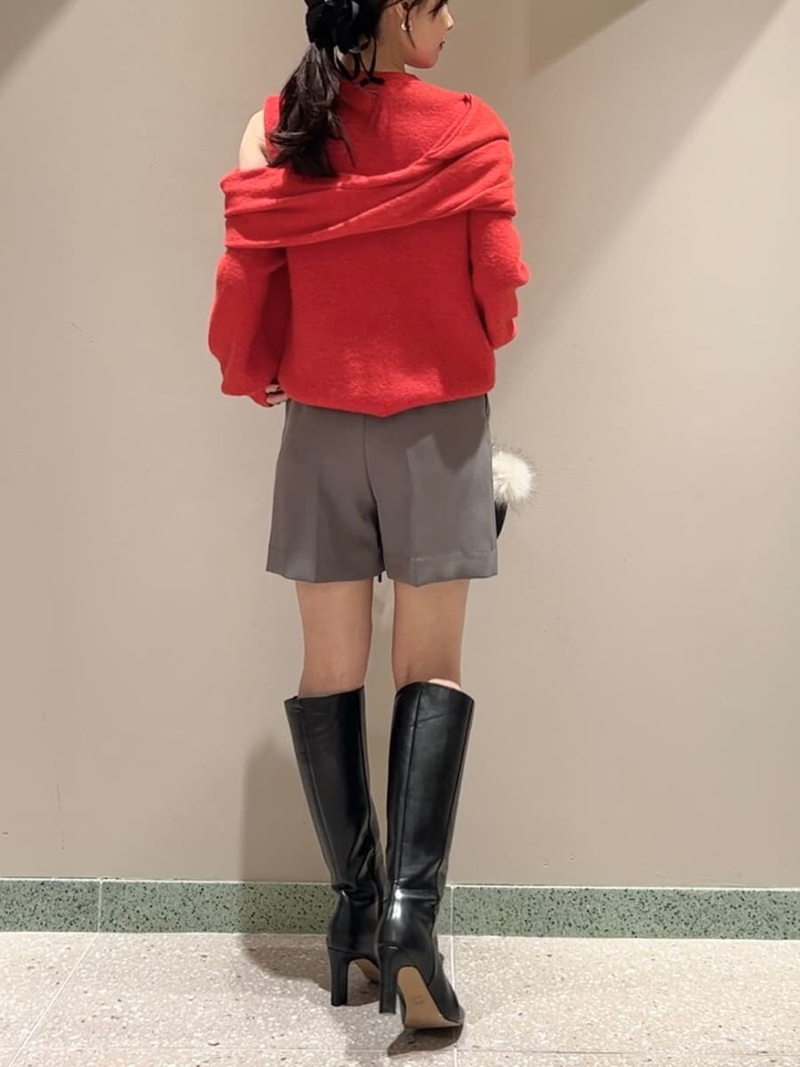 グレー系のその他パンツ、ブラック系のブーツ、レッド系のニット/セーターを着用したレディースの冬コーディネートの3枚目の写真