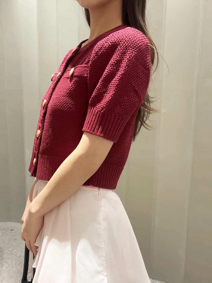 ピンク系のスカート、レッド系のカーディガン/ボレロ、ブラック系のサンダルを着用したレディースの夏コーディネートの4枚目の写真