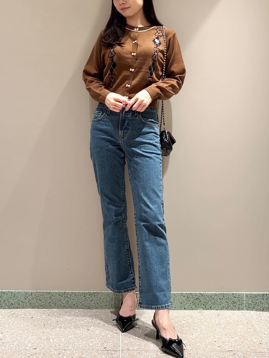 ブラウン系のカーディガン/ボレロ、ブルー系のデニムパンツ、ブラック系のショルダーバッグを着用したレディースの秋コーディネートの3枚目の写真