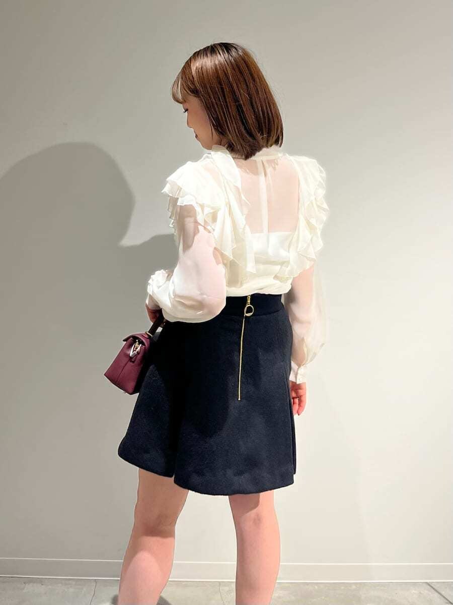 ブラック系のブルゾン、ホワイト系のシャツ/ブラウス、ブラック系のスカートを着用したレディースの秋コーディネートの8枚目の写真