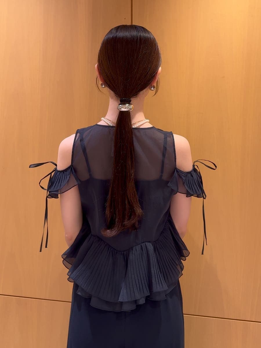 ブルー系のつなぎ/オールインワン、ブラック系のサンダル、その他のネックレスを着用したレディースの夏コーディネートの8枚目の写真