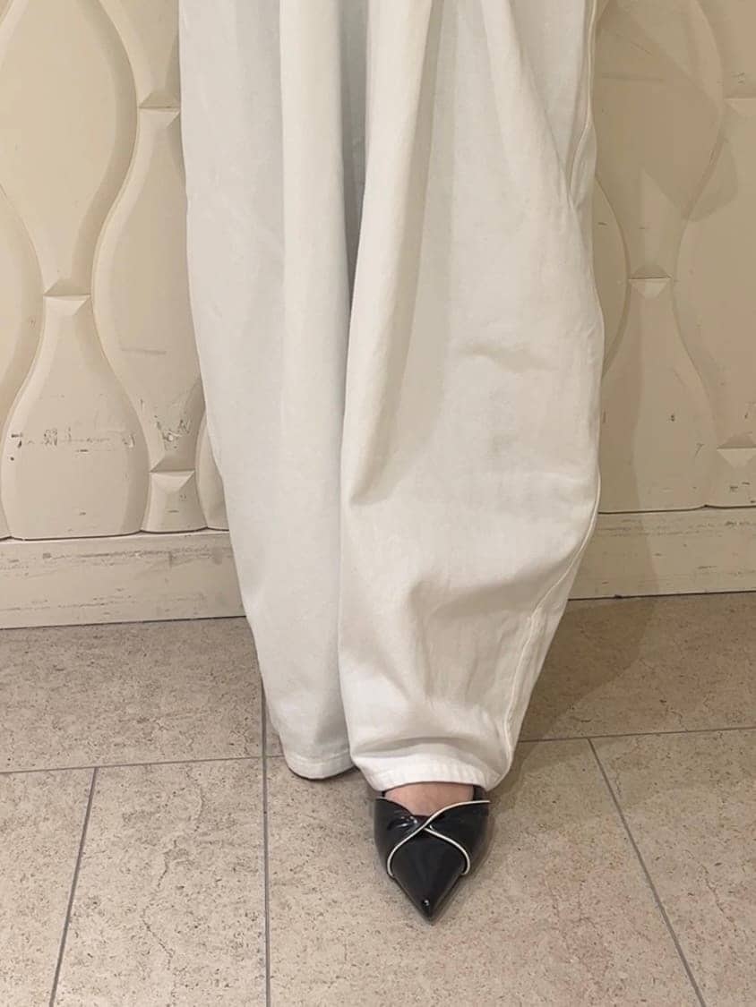 ブルー系のカーディガン/ボレロ、ブラック系のパンプス、ブラック系のショルダーバッグを着用したレディースの冬コーディネートの8枚目の写真