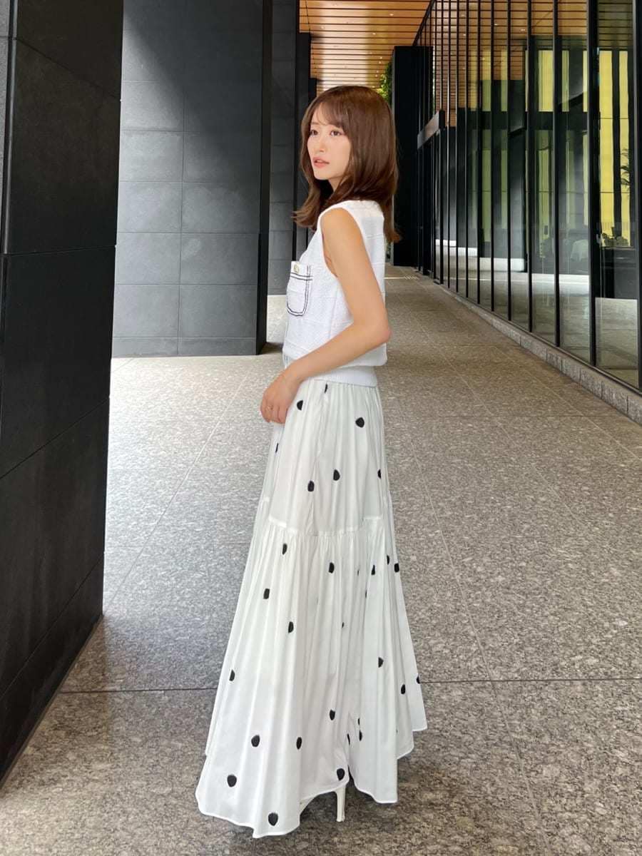 ホワイト系のニット/セーター、その他のスカート、ホワイト系のショルダーバッグを着用したレディースの夏コーディネートの5枚目の写真