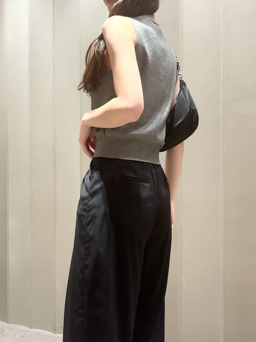 ブラック系のその他パンツ、ブラック系のショルダーバッグ、その他のニット/セーターを着用したレディースの夏コーディネートの5枚目の写真