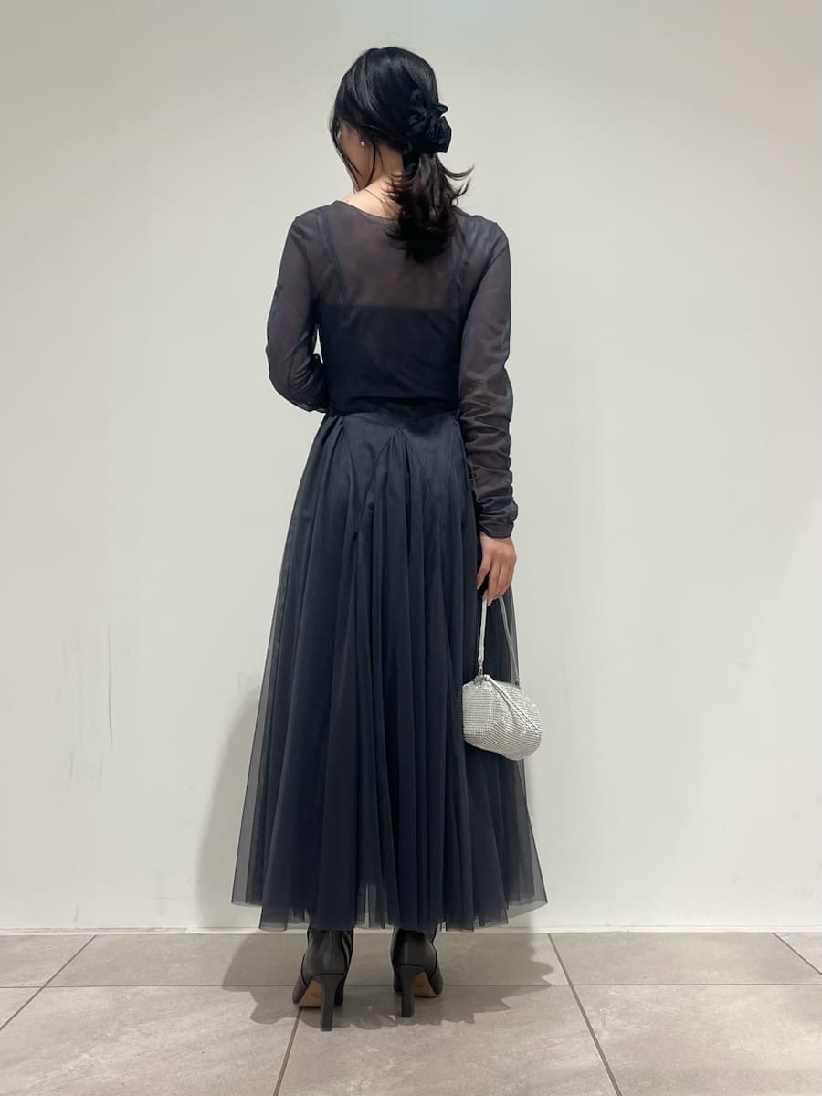 グレー系のブーツ、ブルー系のドレスを着用したレディースの冬コーディネートの3枚目の写真