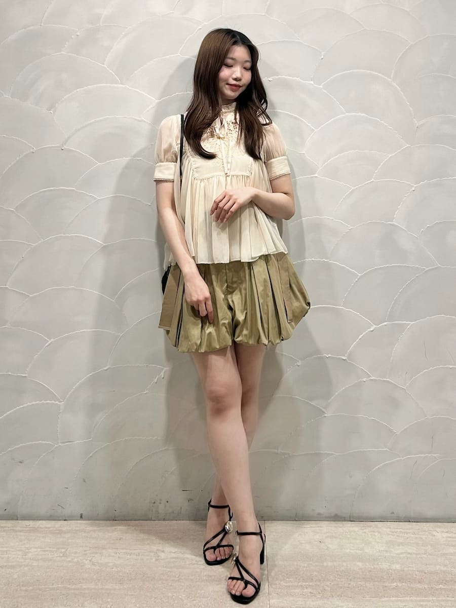 ベージュ系のその他パンツ、ブラック系のサンダル、ブラック系のショルダーバッグを着用したレディースの春コーディネートの2枚目の写真