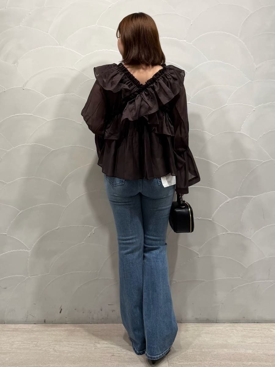 ブルー系のデニムパンツ、ブラウン系のシャツ/ブラウス、ブラウン系のパンプスを着用したレディースの秋コーディネートの3枚目の写真
