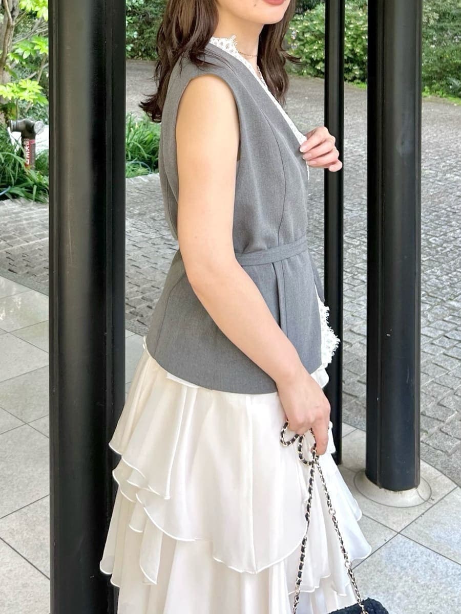 ブラック系のサンダル、グレー系のその他アウター、ホワイト系のスカートを着用したレディースの夏コーディネートの4枚目の写真