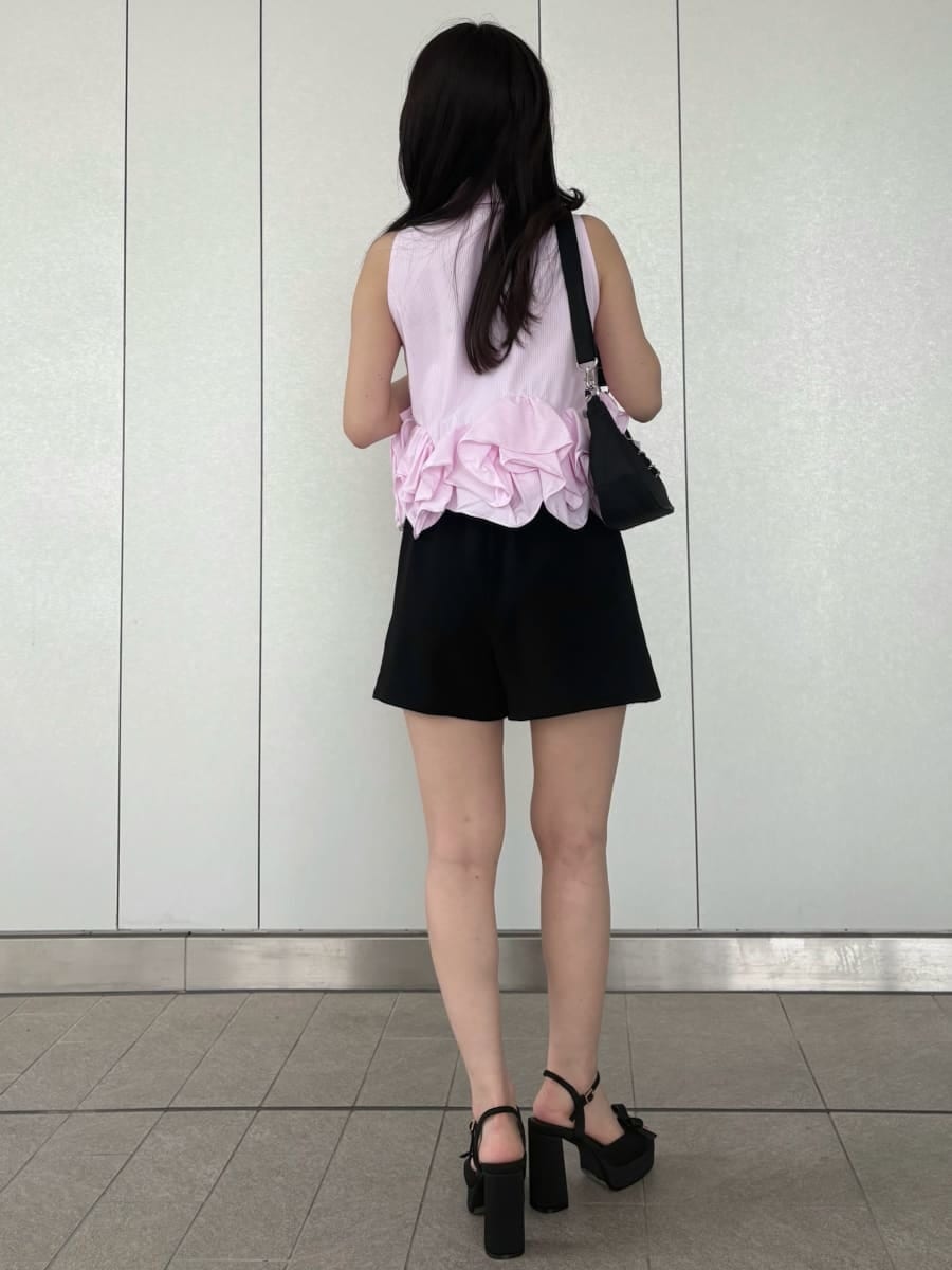ブラック系のその他パンツ、ピンク系のシャツ/ブラウス、ブラック系のショルダーバッグを着用したレディースの春コーディネートの5枚目の写真