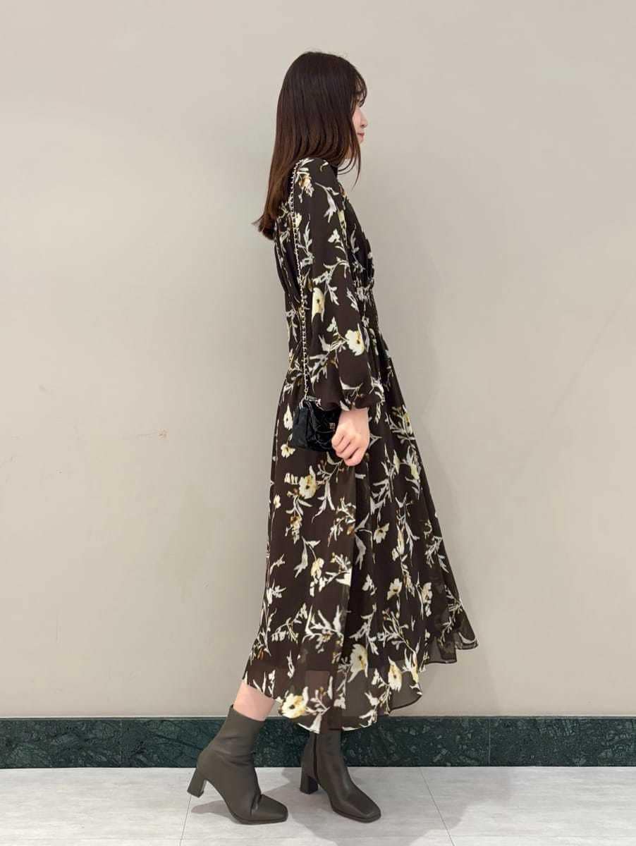 ベージュ系のキャミソール、ブラック系のショルダーバッグ、ブラウン系のワンピースを着用したレディースの冬コーディネートの3枚目の写真