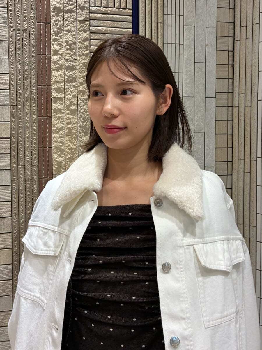 ブラック系のブーツ、ホワイト系のブルゾン、その他のワンピースを着用したレディースの冬コーディネートの5枚目の写真