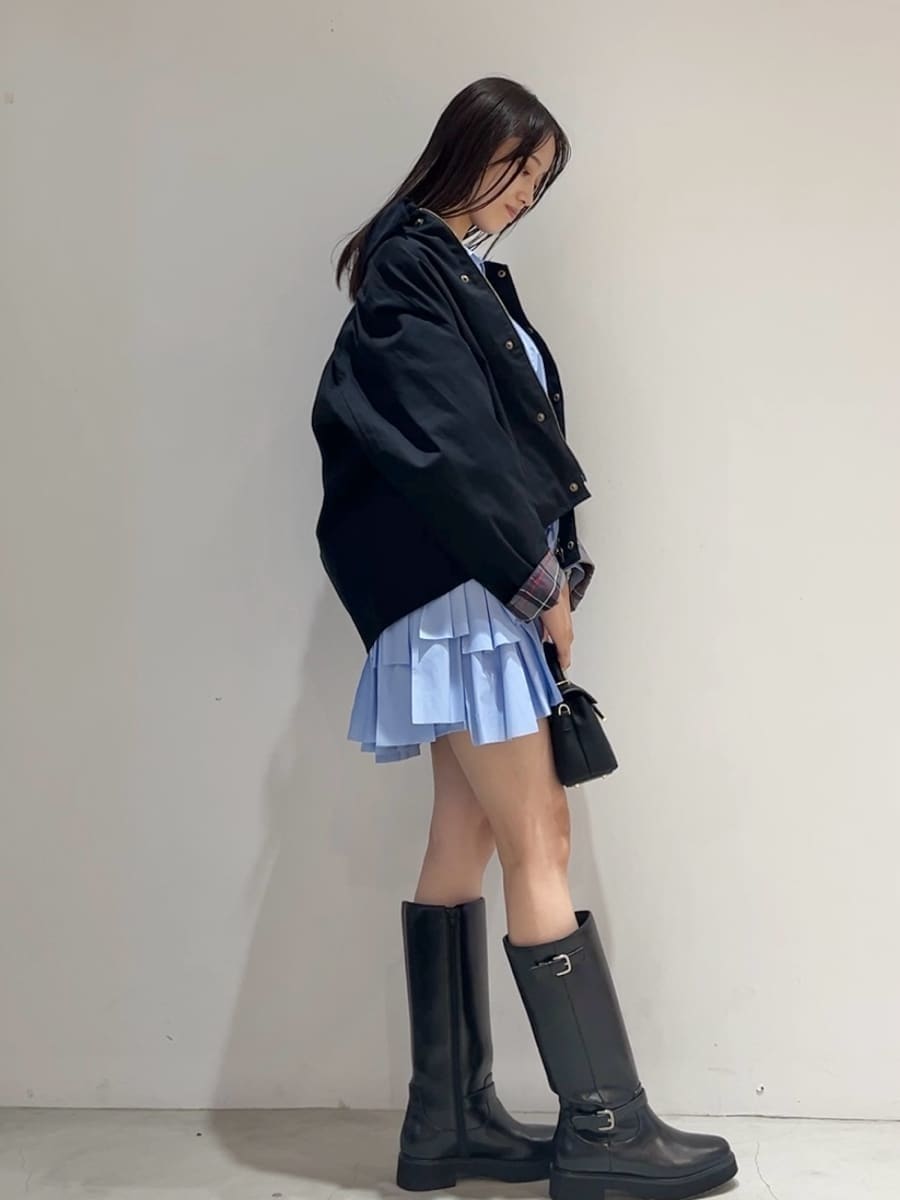 ブルー系のワンピース、ブラック系のブルゾン、ブラック系のブーツを着用したレディースの秋コーディネートの4枚目の写真