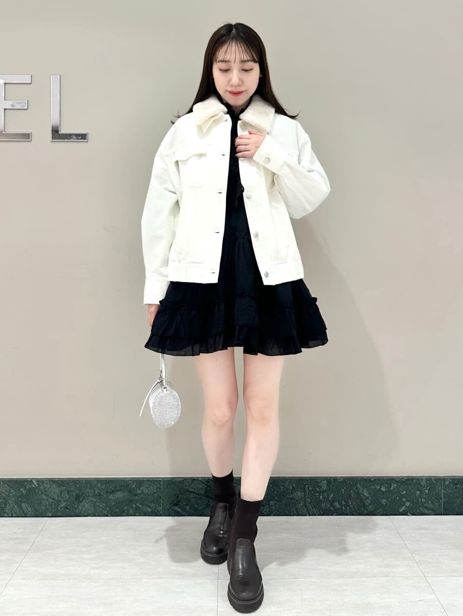 ホワイト系のブルゾン、ブラック系のその他トップスを着用したレディースの冬コーディネートの2枚目の写真