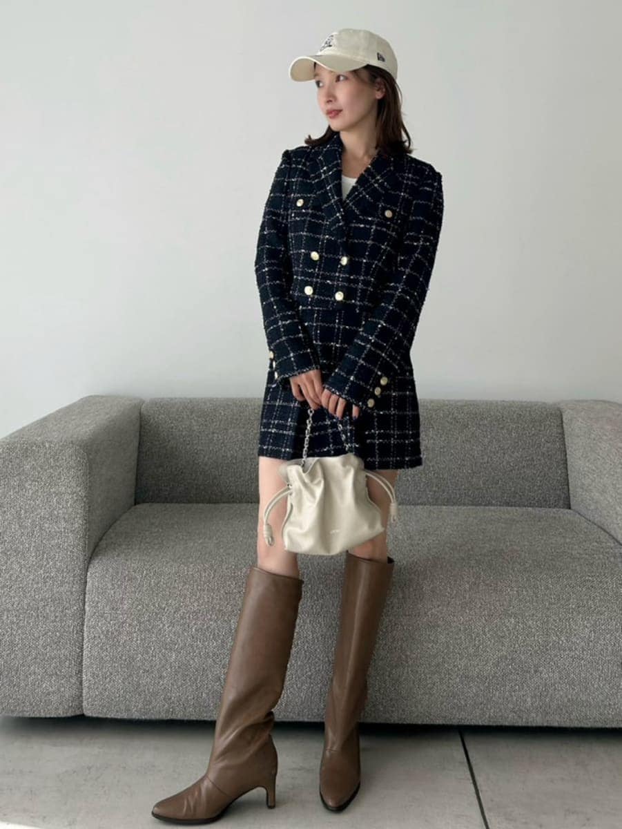 ホワイト系のTシャツ/カットソー、ブルー系のテーラードジャケット、ブルー系のスカートを着用したレディースの冬コーディネートの10枚目の写真