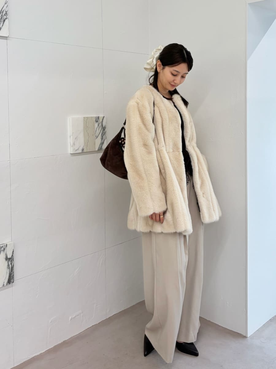 ベージュ系のその他パンツ、ブラウン系のキャミソール、ブラウン系のカーディガン/ボレロを着用したレディースの秋コーディネートの3枚目の写真