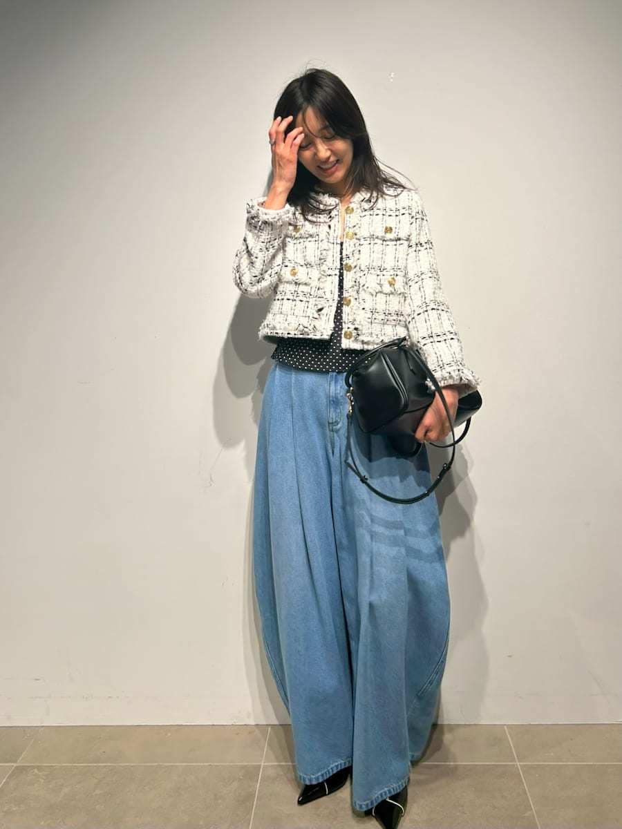 ホワイト系のノーカラージャケット、ブラック系のキャミソール、ブラック系のパンプスを着用したレディースの春コーディネートの4枚目の写真