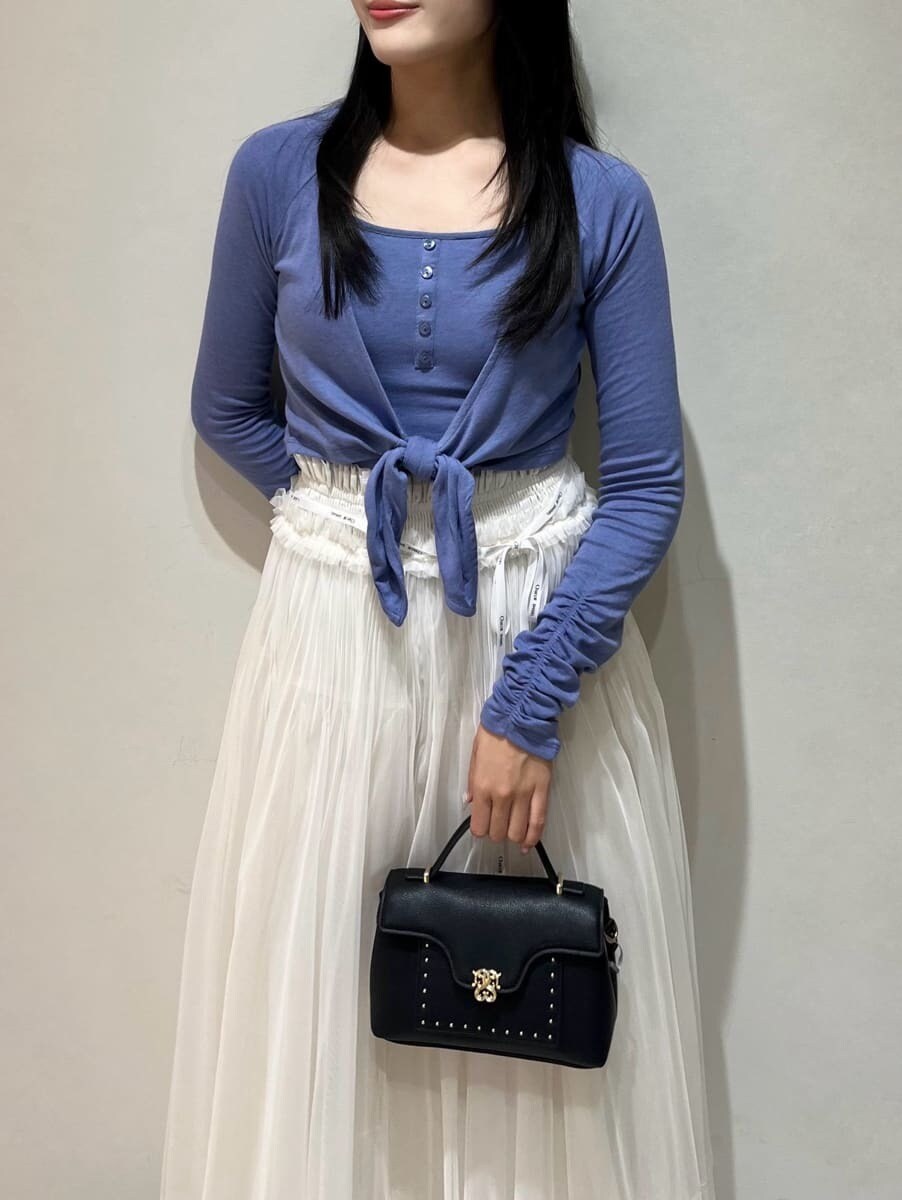 ブルー系のTシャツ/カットソー、ホワイト系のスカート、ブラック系のショルダーバッグを着用したレディースの夏コーディネートの4枚目の写真