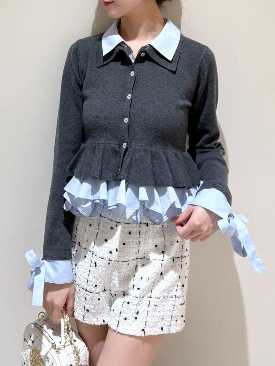 ホワイト系のその他パンツ、グレー系のカーディガン/ボレロ、ブラック系のブーツを着用したレディースの秋コーディネートの3枚目の写真