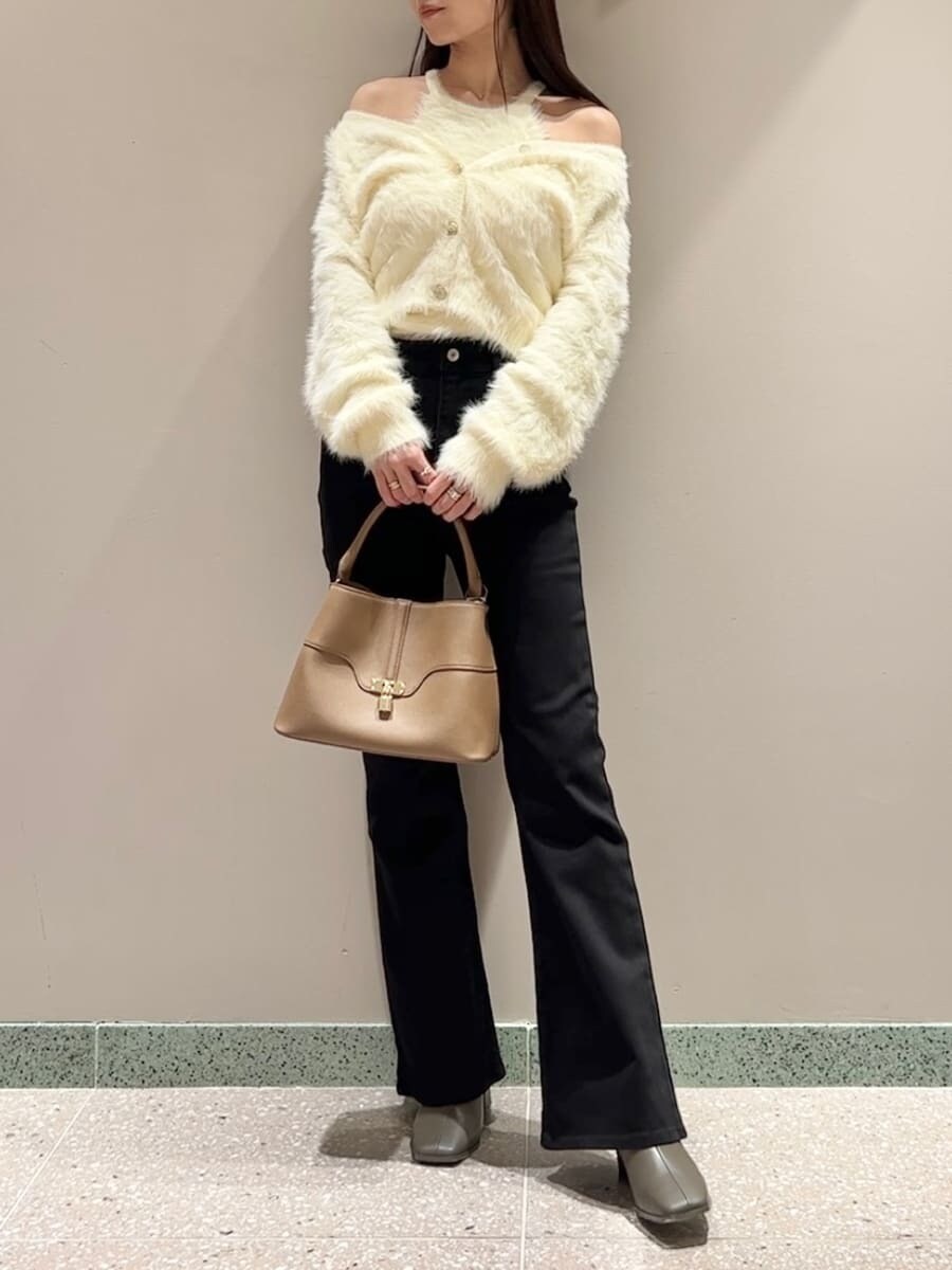 イエロー系のニット/セーター、ブラック系のその他パンツ、イエロー系のハンドバッグを着用したレディースの秋コーディネートの7枚目の写真