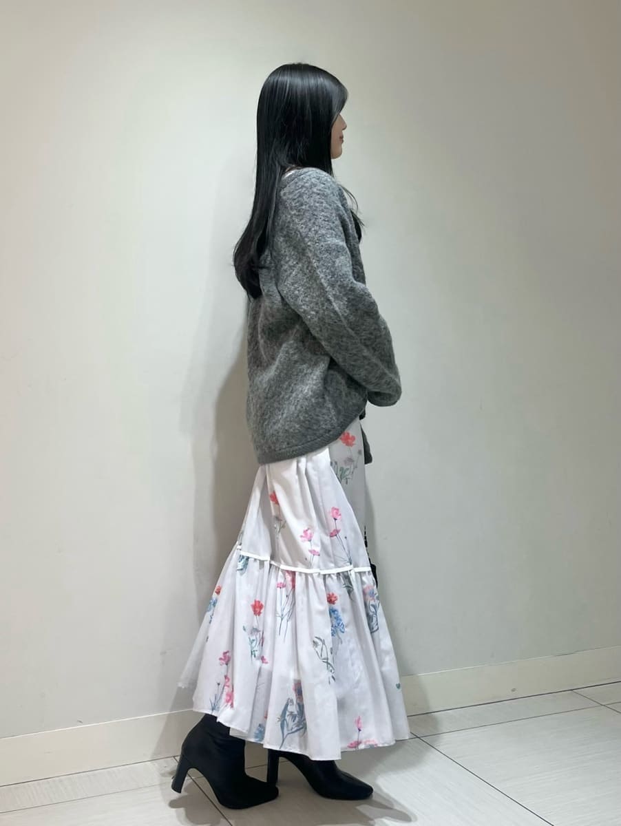 グレー系のワンピース、ブラック系のブーツ、ブラック系のショルダーバッグを着用したレディースの冬コーディネートの2枚目の写真