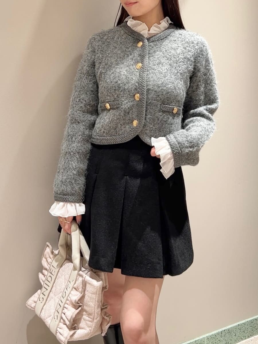 グレー系のノーカラージャケット、ブラック系のスカート、ピンク系のハンドバッグを着用したレディースの秋コーディネートの5枚目の写真