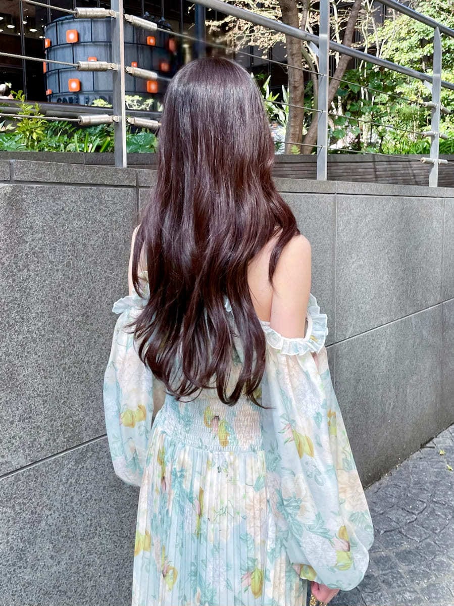 グリーン系のワンピース、ブラウン系のパンプス、ホワイト系のショルダーバッグを着用したレディースの春コーディネートの5枚目の写真