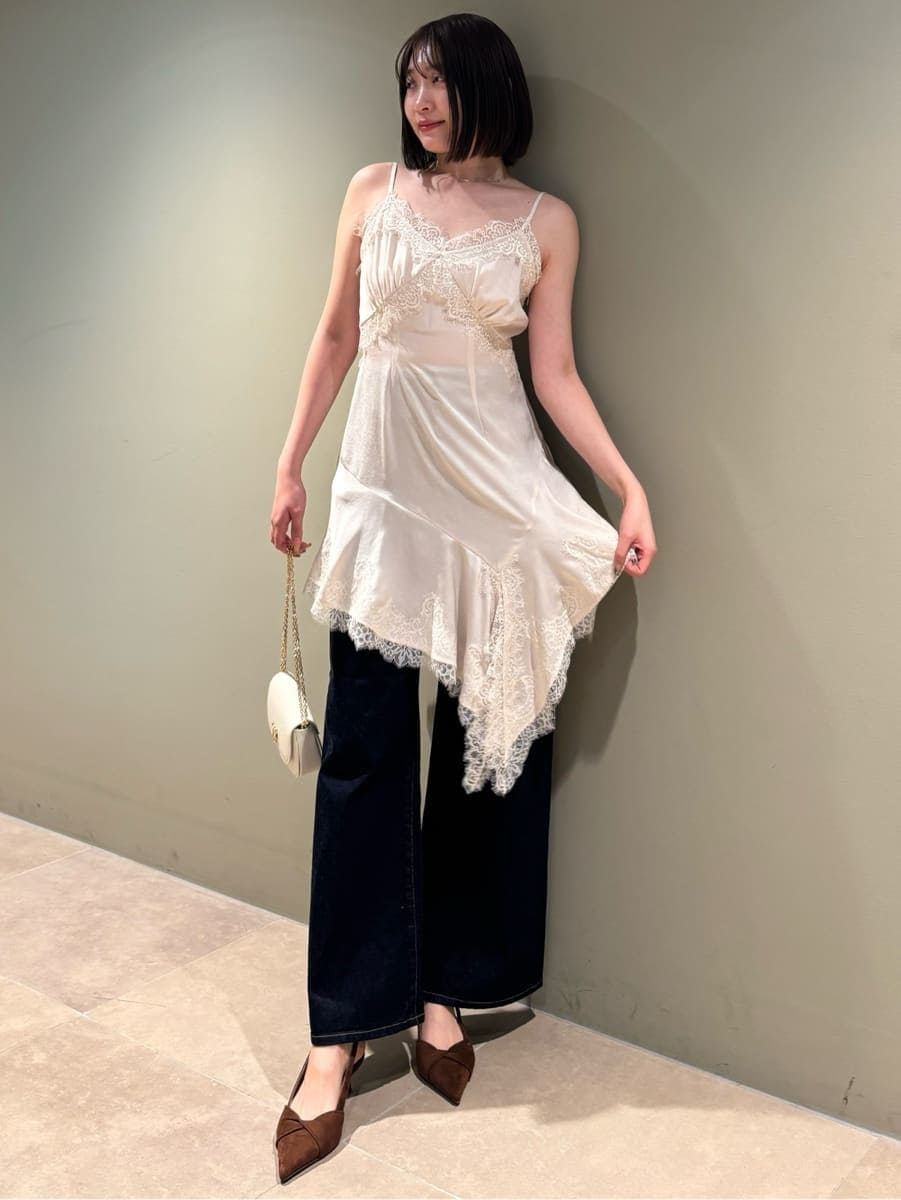 ベージュ系のテーラードジャケット、ブルー系のデニムパンツ、ホワイト系のキャミソールを着用したレディースの春コーディネートの6枚目の写真