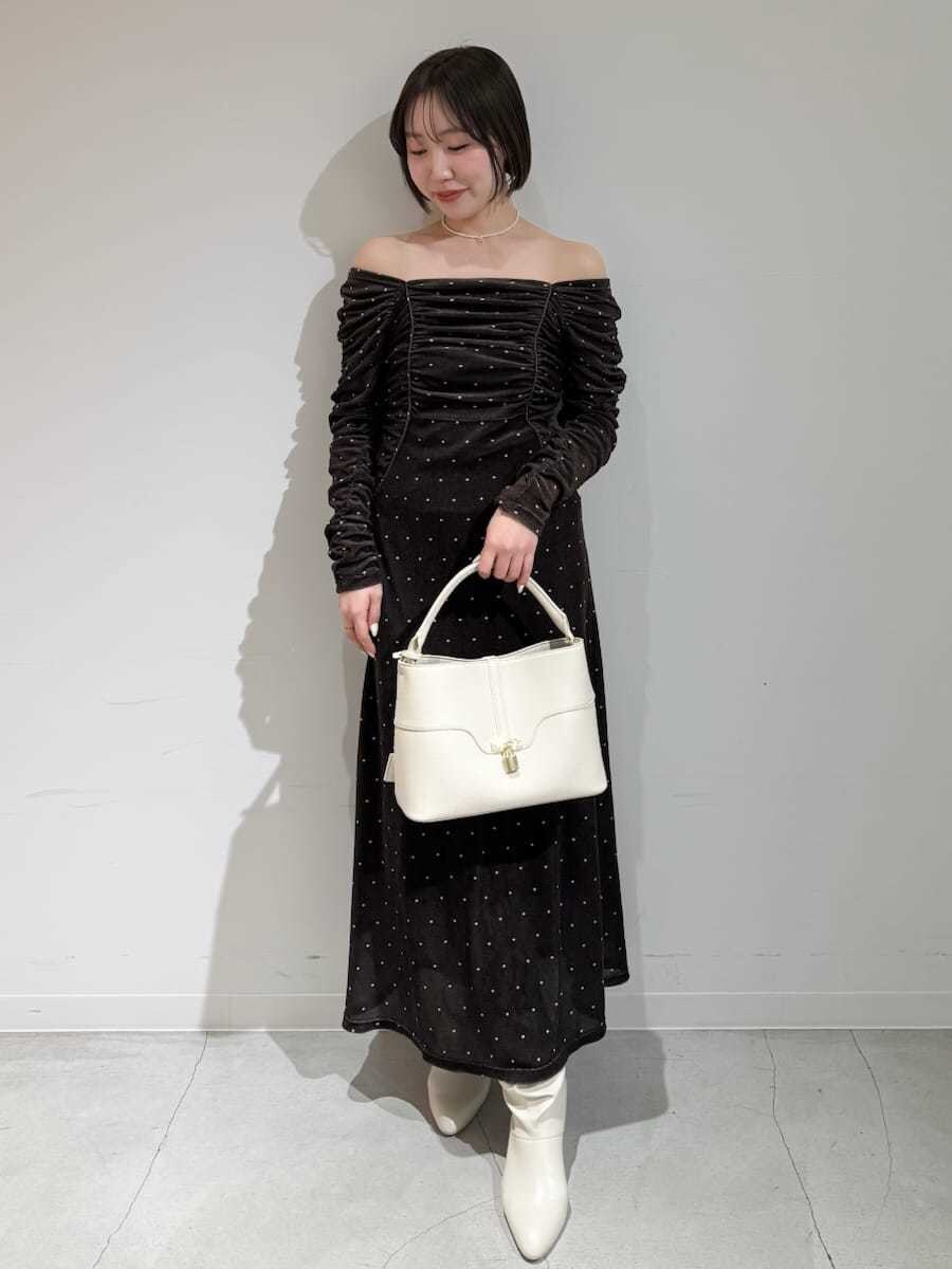 ベージュ系のチェスターコート、その他のワンピース、ホワイト系のハンドバッグを着用したレディースの冬コーディネートの4枚目の写真