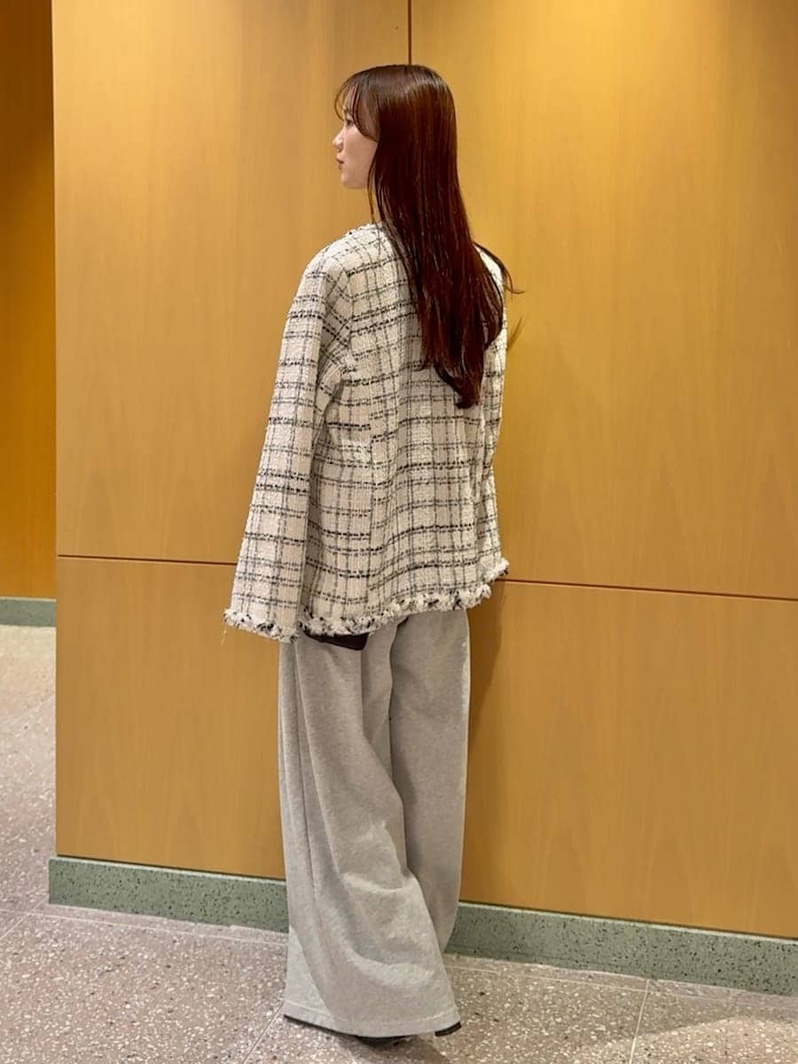 ホワイト系のノーカラージャケット、グレー系のその他パンツ、ブルー系のTシャツ/カットソーを着用したレディースの冬コーディネートの2枚目の写真