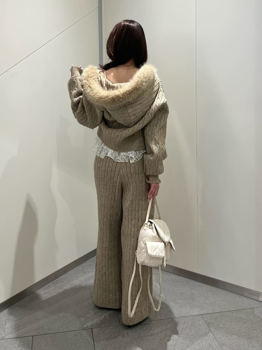 ブラウン系のその他パンツ、ホワイト系のシャツ/ブラウス、ブラウン系のパーカーを着用したレディースの秋コーディネートの3枚目の写真