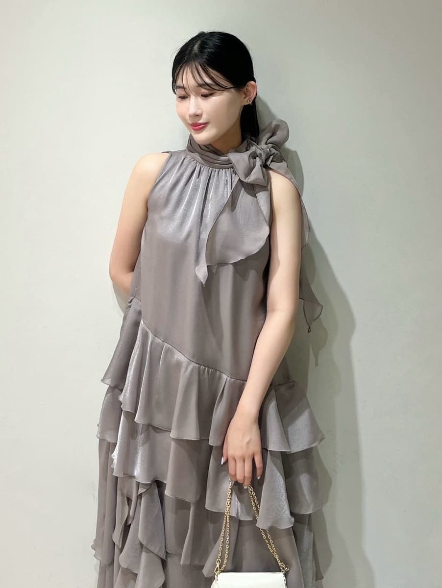 ホワイト系のショルダーバッグ、ブラック系のサンダル、グレー系のドレスを着用したレディースの夏コーディネートの4枚目の写真