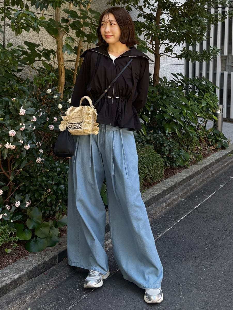 ブルー系のその他パンツ、ホワイト系のショルダーバッグ、シルバー系のスニーカーを着用したレディースの春コーディネートの2枚目の写真