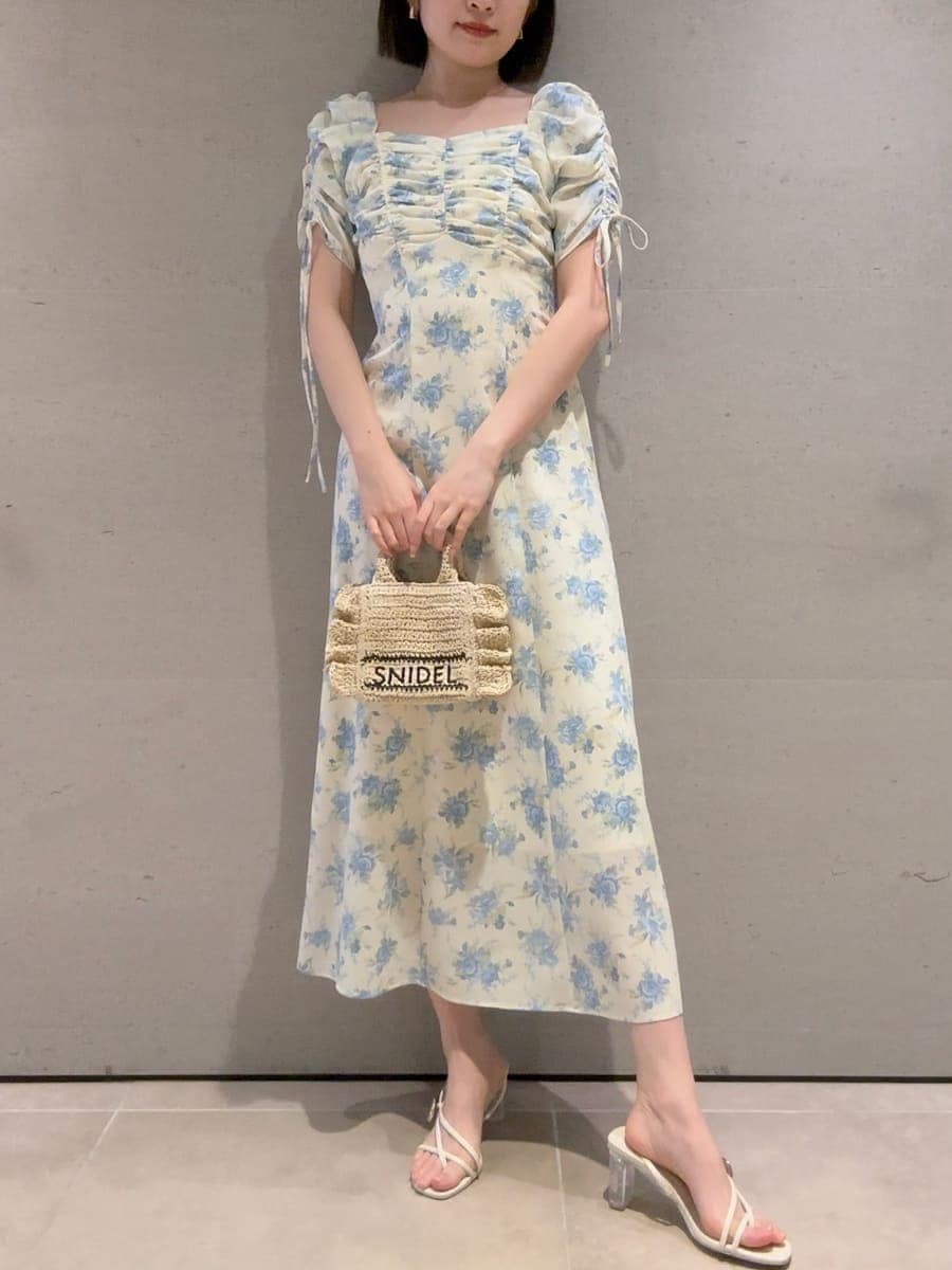 ベージュ系のショルダーバッグ、イエロー系のワンピースを着用したレディースの春コーディネートの5枚目の写真