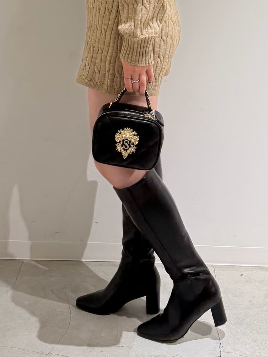 ブラウン系のその他パンツ、ブラウン系のパーカー、ブラック系のブーツを着用したレディースの秋コーディネートの9枚目の写真