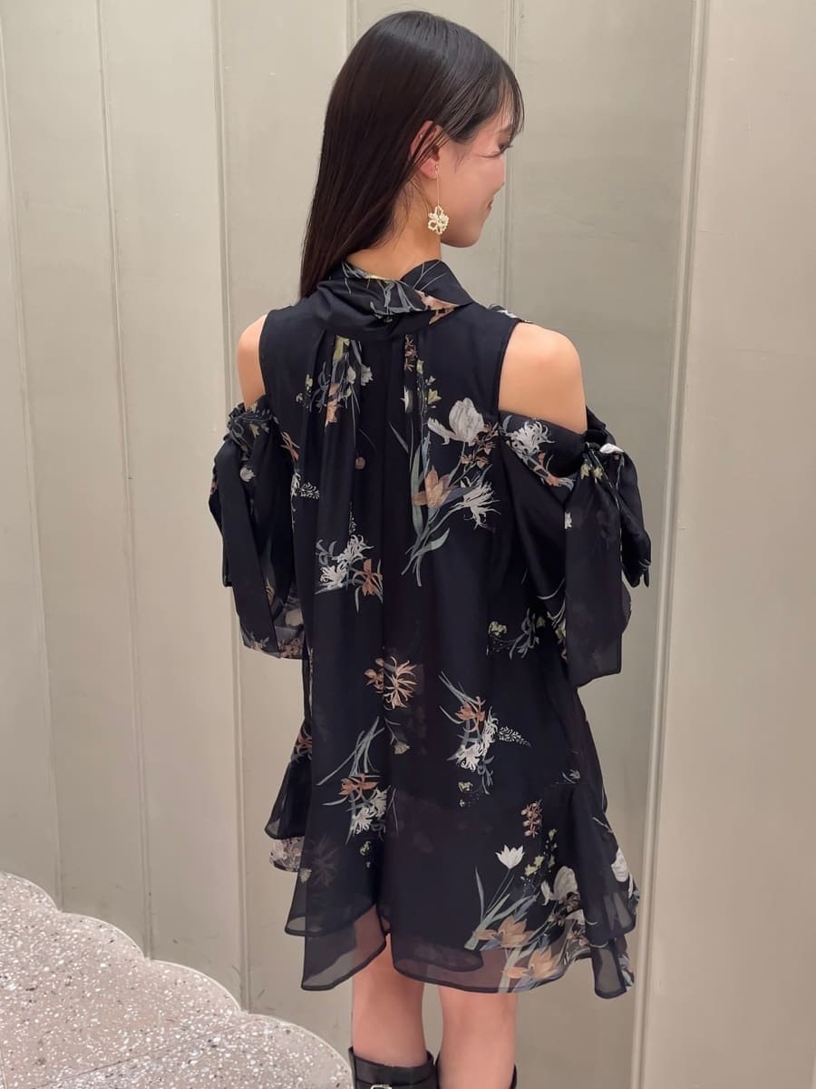 ホワイト系のテーラードジャケット、ブルー系のワンピース、ブラック系のショルダーバッグを着用したレディースの冬コーディネートの10枚目の写真