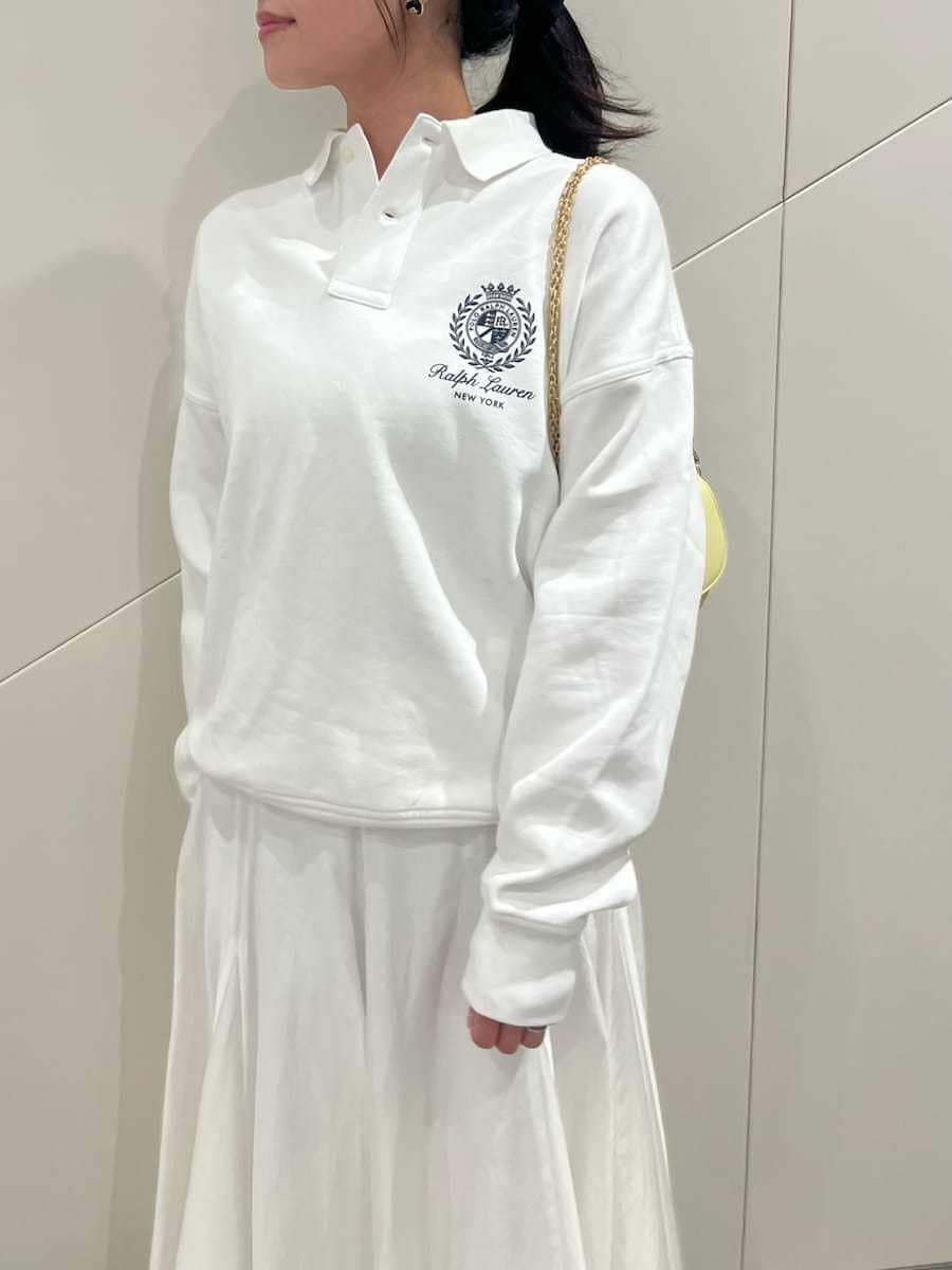 ホワイト系のスウェット、イエロー系のショルダーバッグ、ベージュ系のスニーカーを着用したレディースの春コーディネートの4枚目の写真