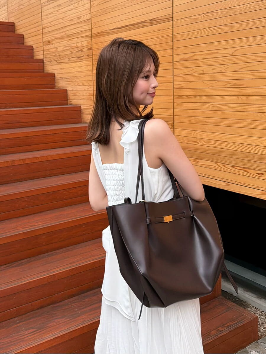 ホワイト系のワンピース、ブラウン系のサンダルを着用したレディースの夏コーディネートの4枚目の写真