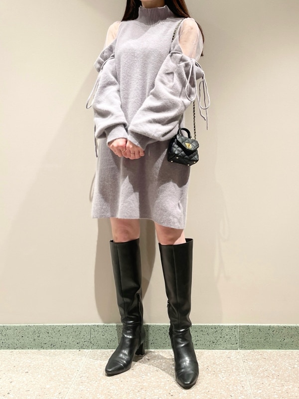 その他のその他アウター、パープル系のワンピース、ブラック系のショルダーバッグを着用したレディースの冬コーディネートの5枚目の写真